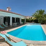 With Pool Near The Ocean, Fast Internet, אלג'זור
